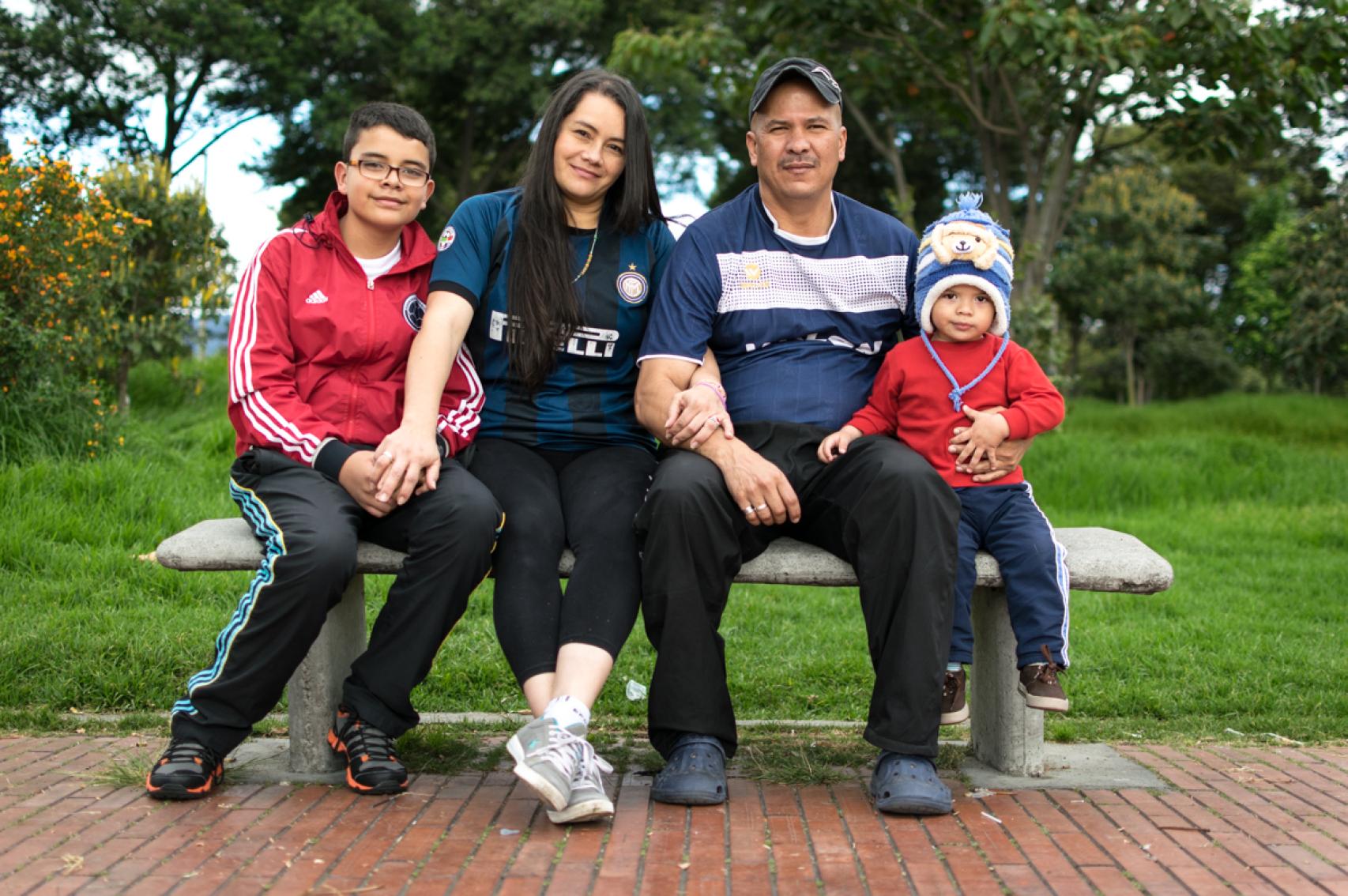 Llejos de las armas, Martín y Ana Milena comparten un hogar, dos hijos, la vida.