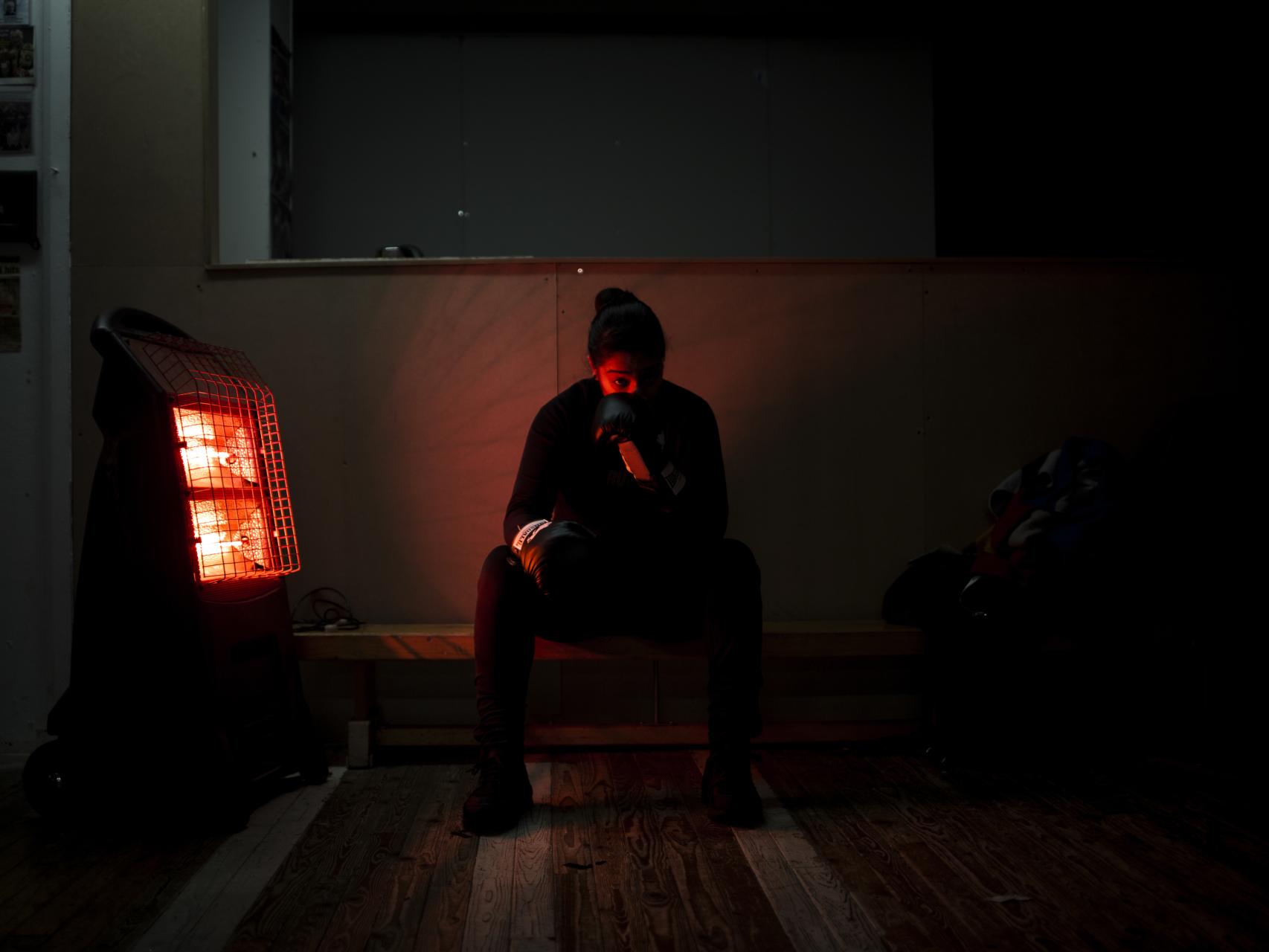 Saira Tabasum, de 24 años, descansando tras el entrenamiento en su gimnasio de Bradford.