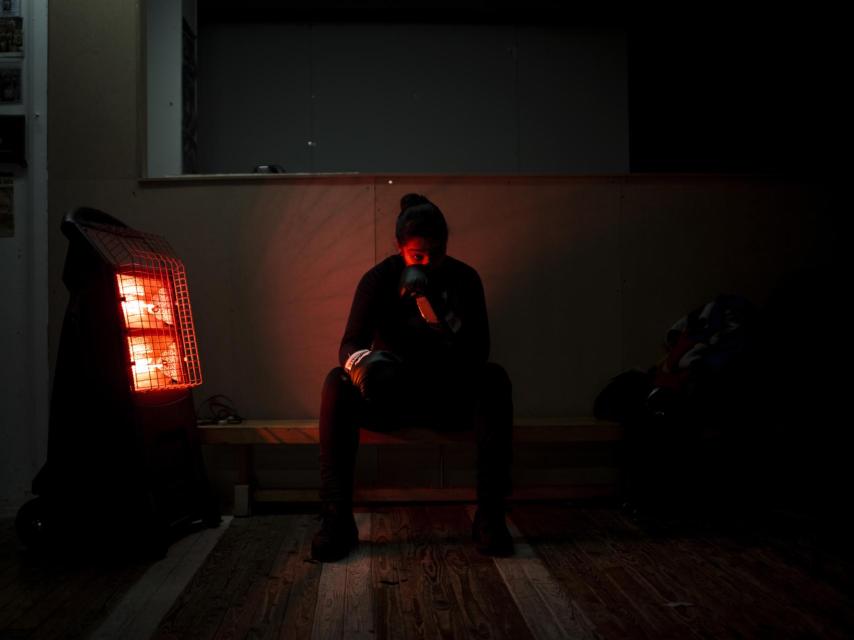 Saira Tabasum, de 24 años, descansando tras el entrenamiento en su gimnasio de Bradford.