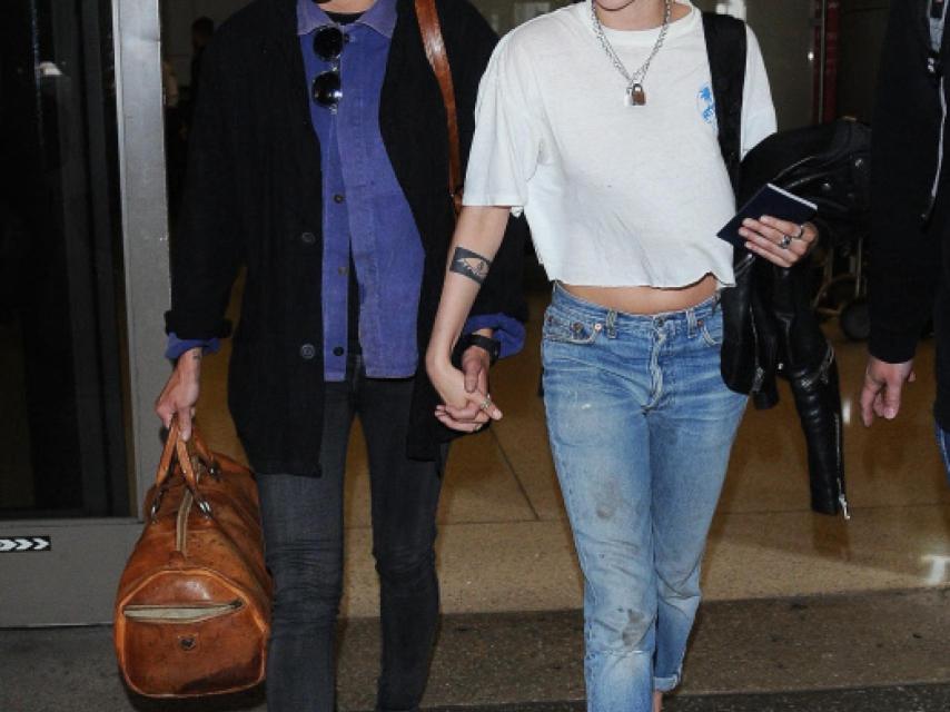 Kristen junto a su actual novia.