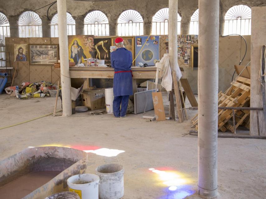 Justo lee la Biblia en su taller.