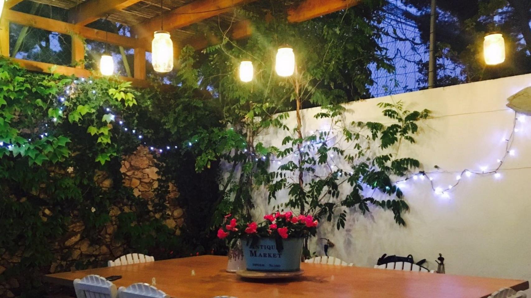 Tarros de cristal como farolillos, en la casa que fue del escritor Tom Sharpe en la Costa Brava, ahora renovada. Se alternan con una guirnalda de mini bombillas de luz fría.