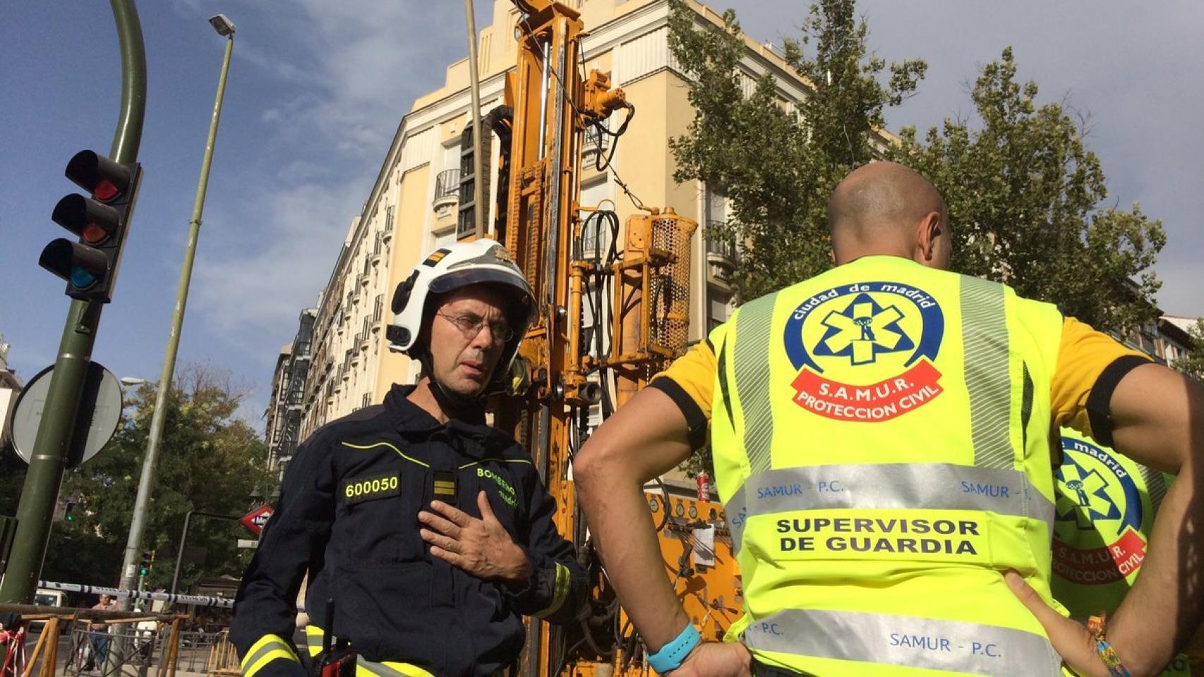 Operarios del SAMUR y del Cuerpo de Bomberos en el lugar del accidente.