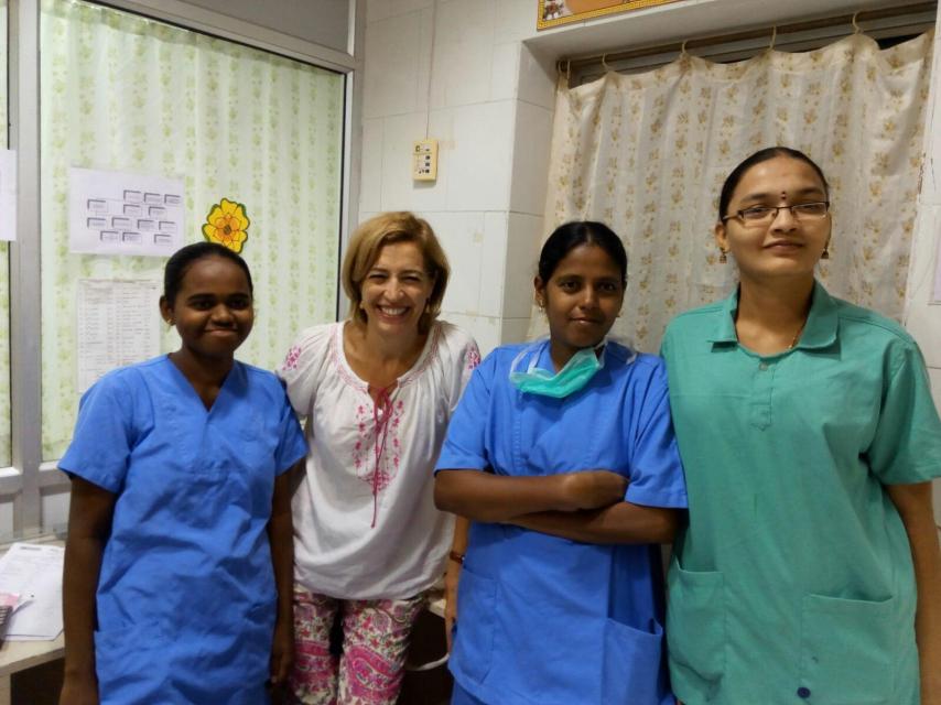 María José Bernad con algunas de sus compañeras indias.