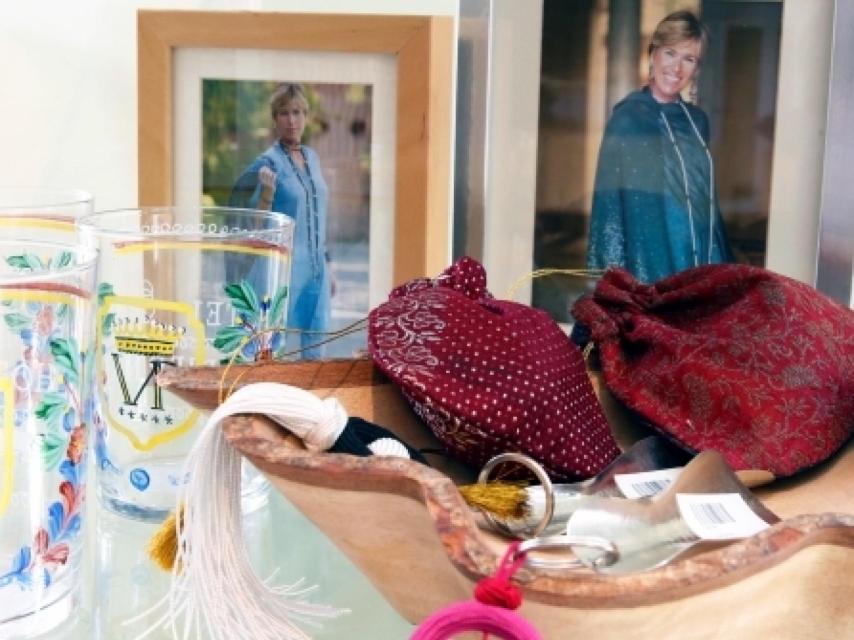 En su boutique vende vajilla con sus iniciales