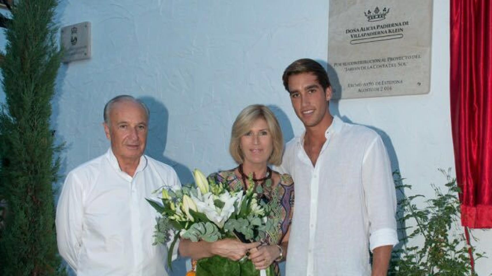 Alicia Villapadierna con su marido y su hijo