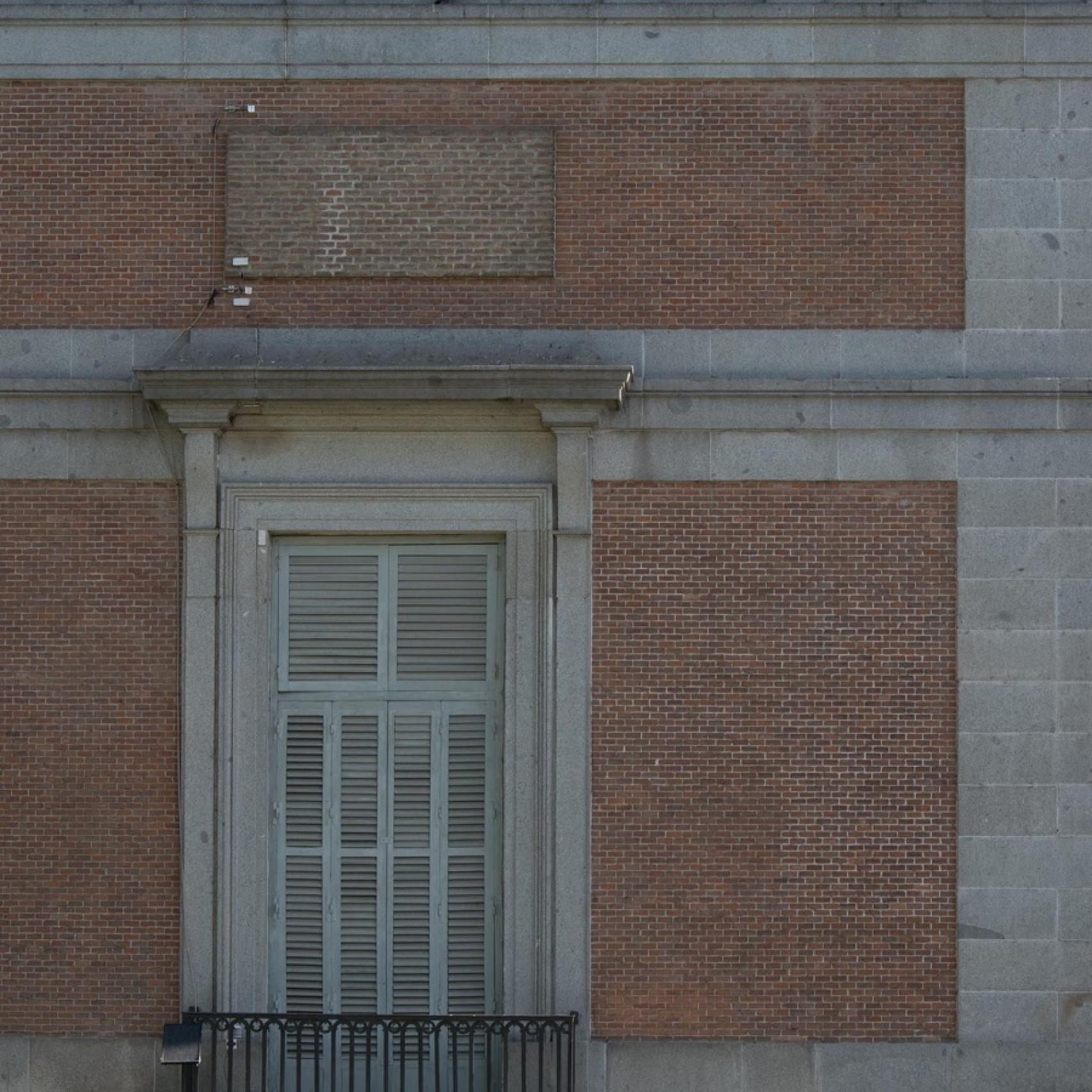 La grieta aparecida en 2014 escala toda la fachada del edificio Villanueva.