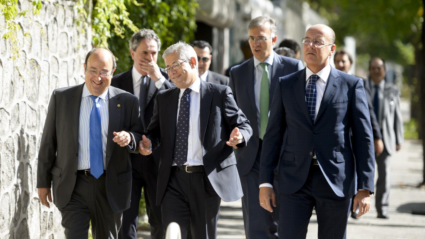 Accionistas de El Corte Inglés a la entrada de la junta de este domingo.