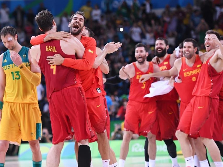 Calderón se abraza a Gasol tras la consecución del bronce.