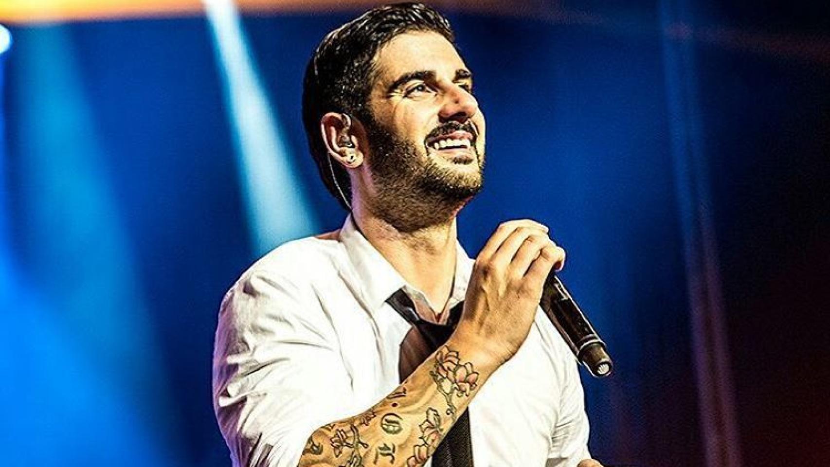 EL cantante asturiano durante una actuación