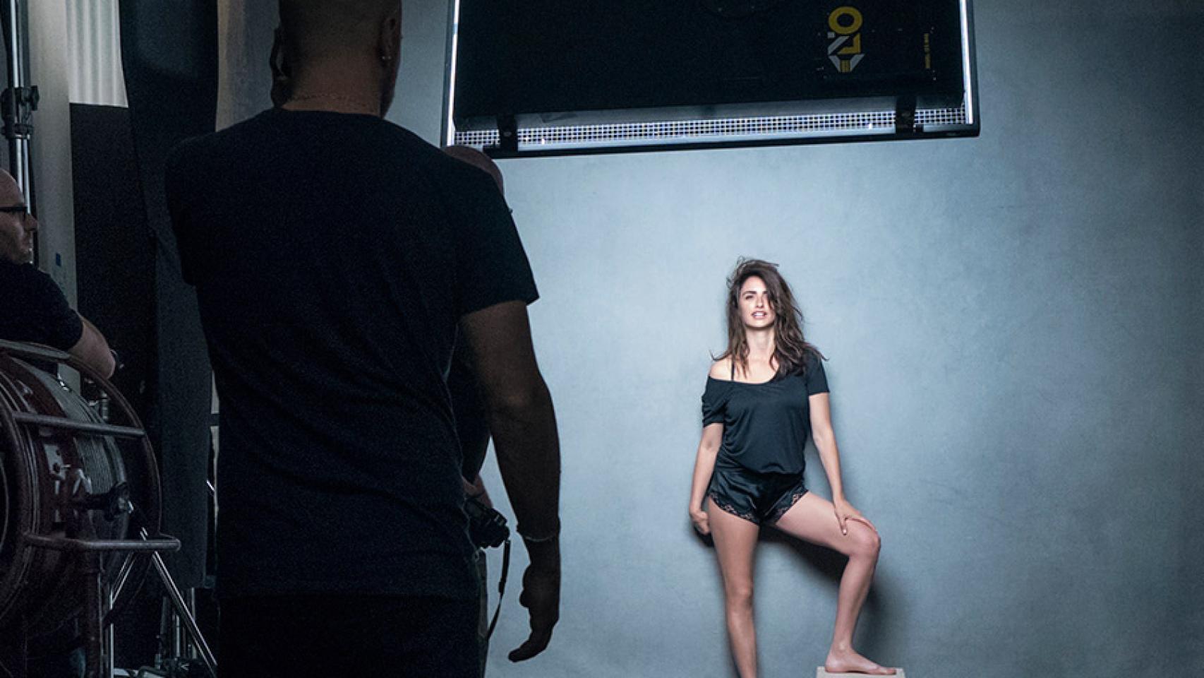 Penélope Cruz, durante la sesión de fotos para el calendario Pirelli 2017.
