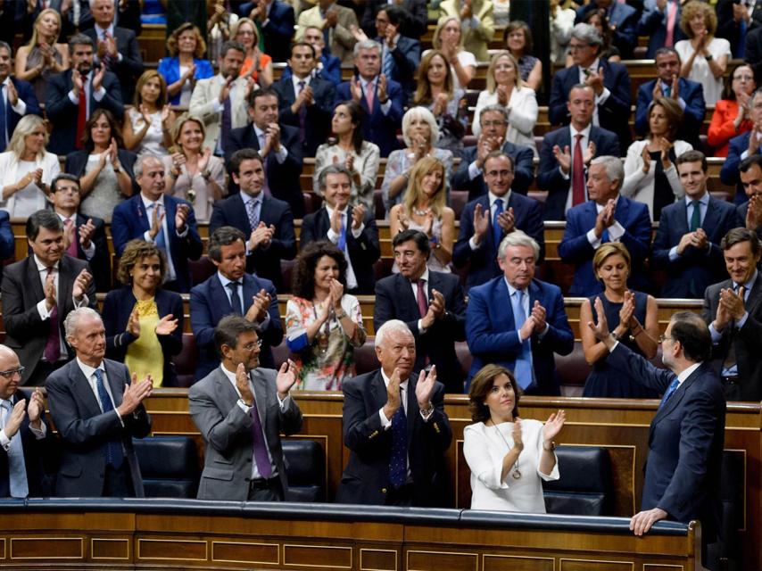 El candidato a la investidura recibe el aplauso de los diputados del PP. / Dani Pozo