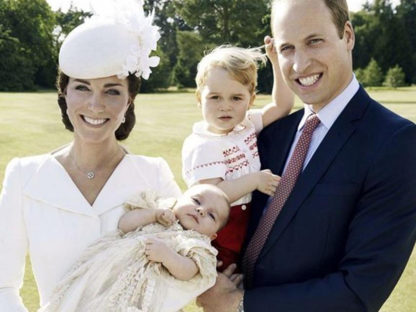 La pareja con sus hijos en el bautizo de la pequeña Charlotte