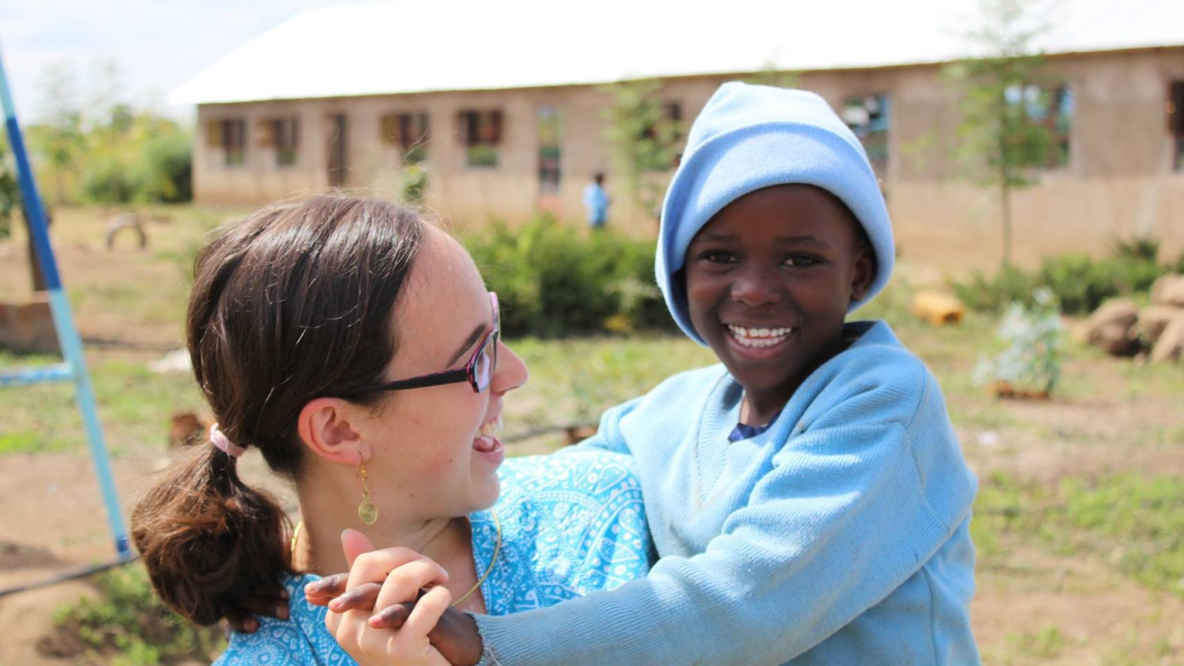 Laura y Eliza en Blue Sky School.
