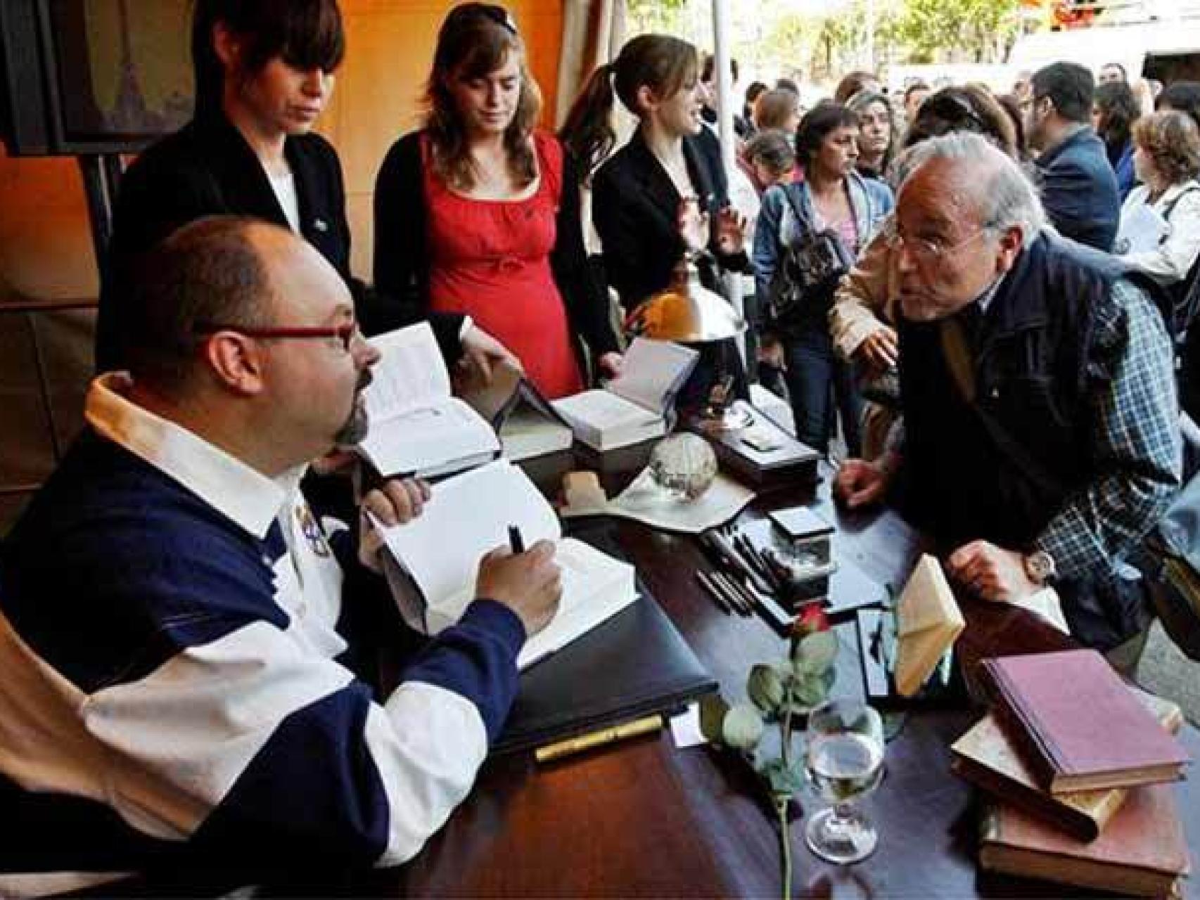 El autor Carlos Ruiz Zafón firmando su obra en Sant Jordi.