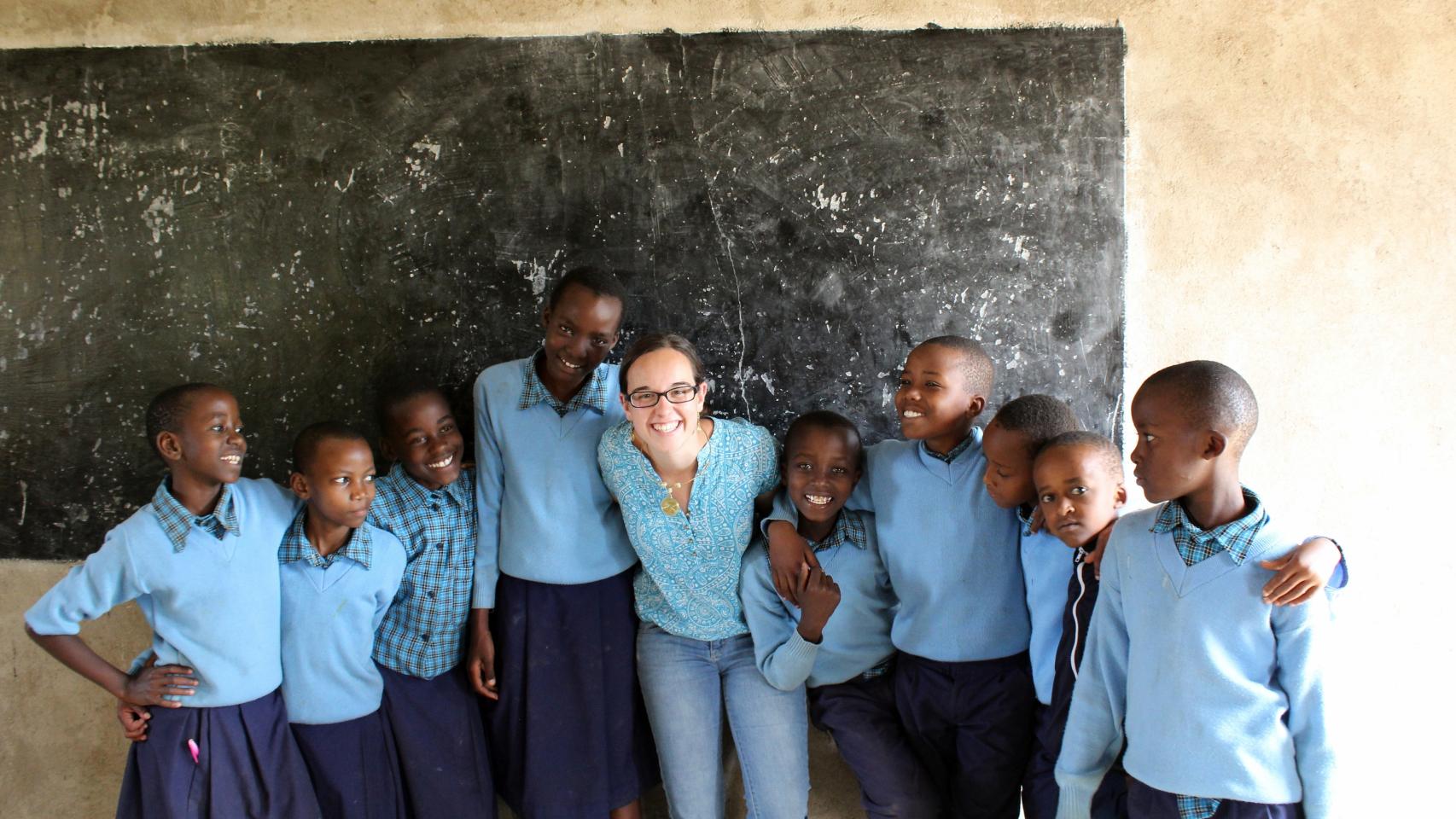 Laura con varios niños de quinto y sexto de primaria de la escuela.