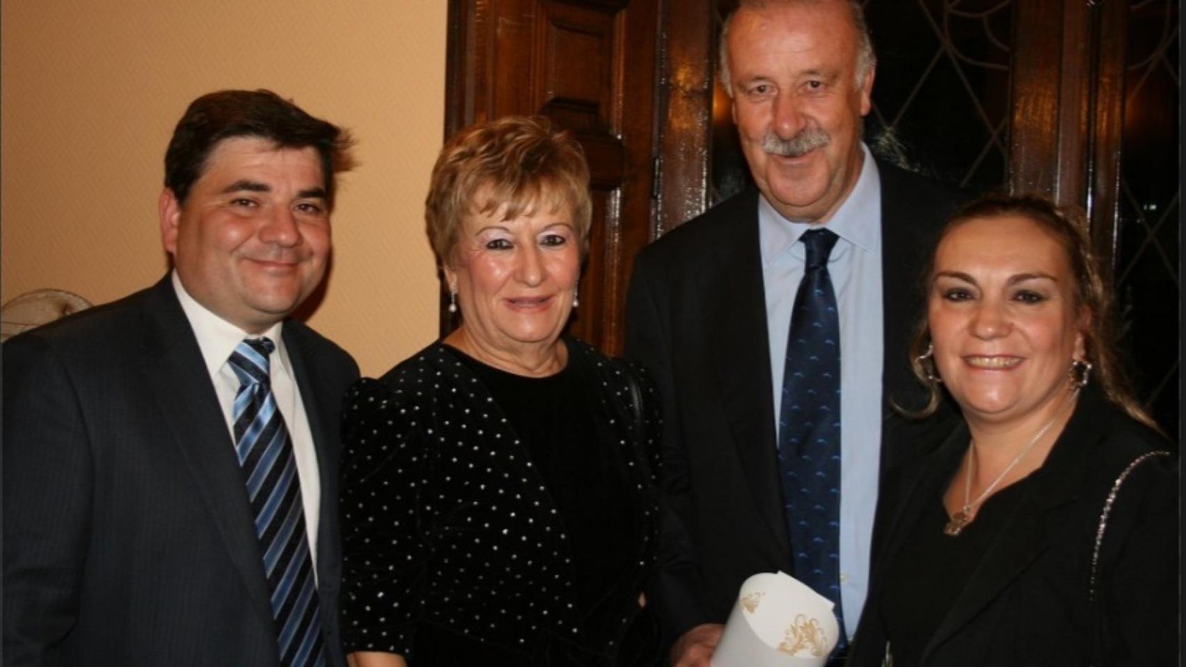 Mario (izqda), su madre Soledad, Vicente del Bosque y su hermana Noelia Miguelañez
