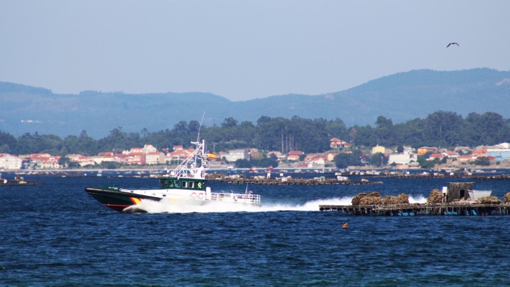Una patrullera de la Guardia Civil busca indicios en el mar de A Pobra.