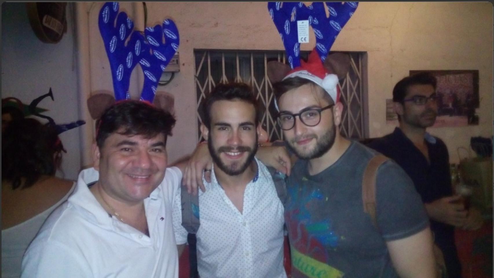 Mario Miguelañez (izqda) con unos amigos el pasado 6 de agosto en Bérchules