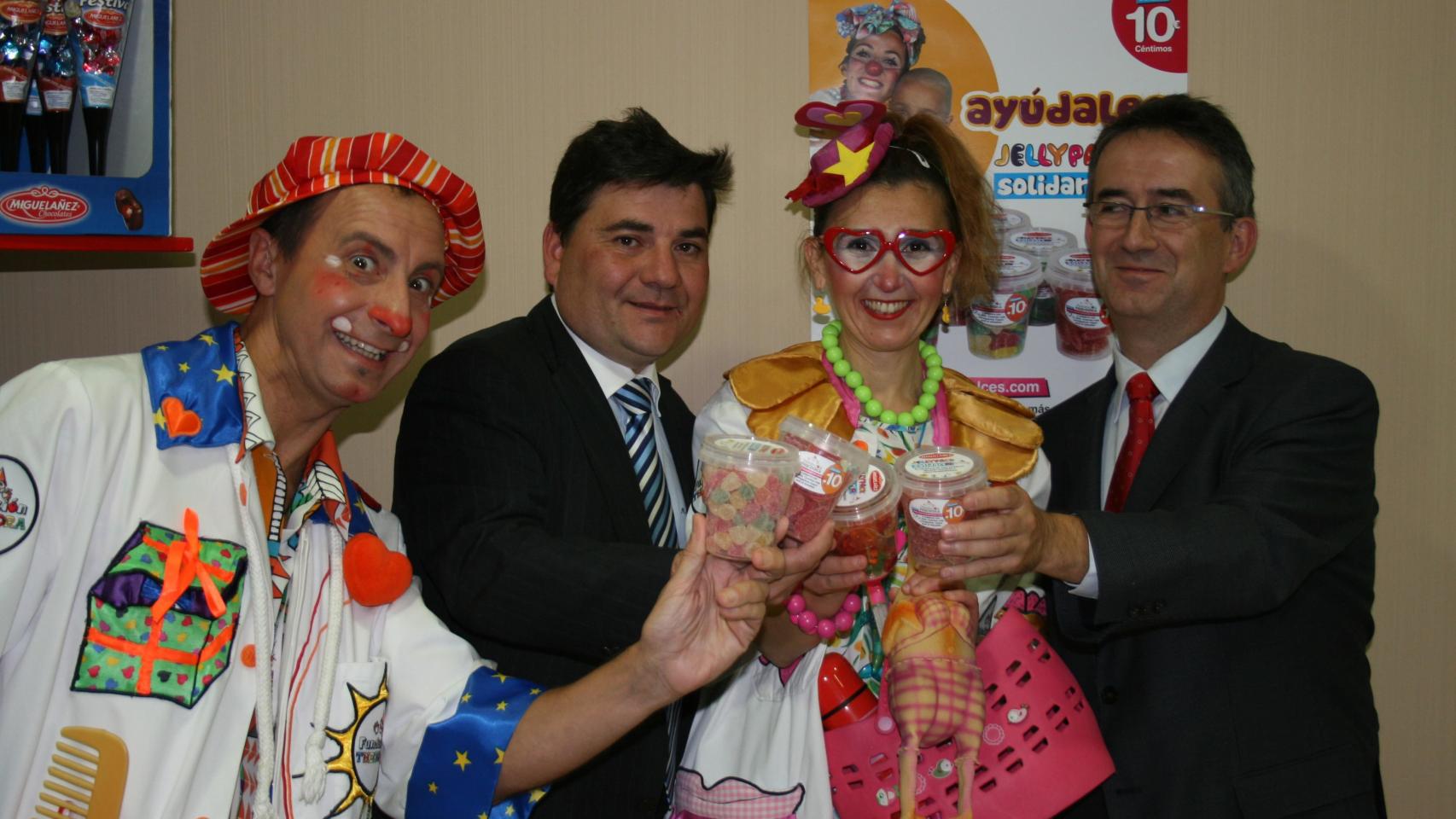 Mario con los Doctores Sonrisa de la Fundación Theodora a los que también apoyaba