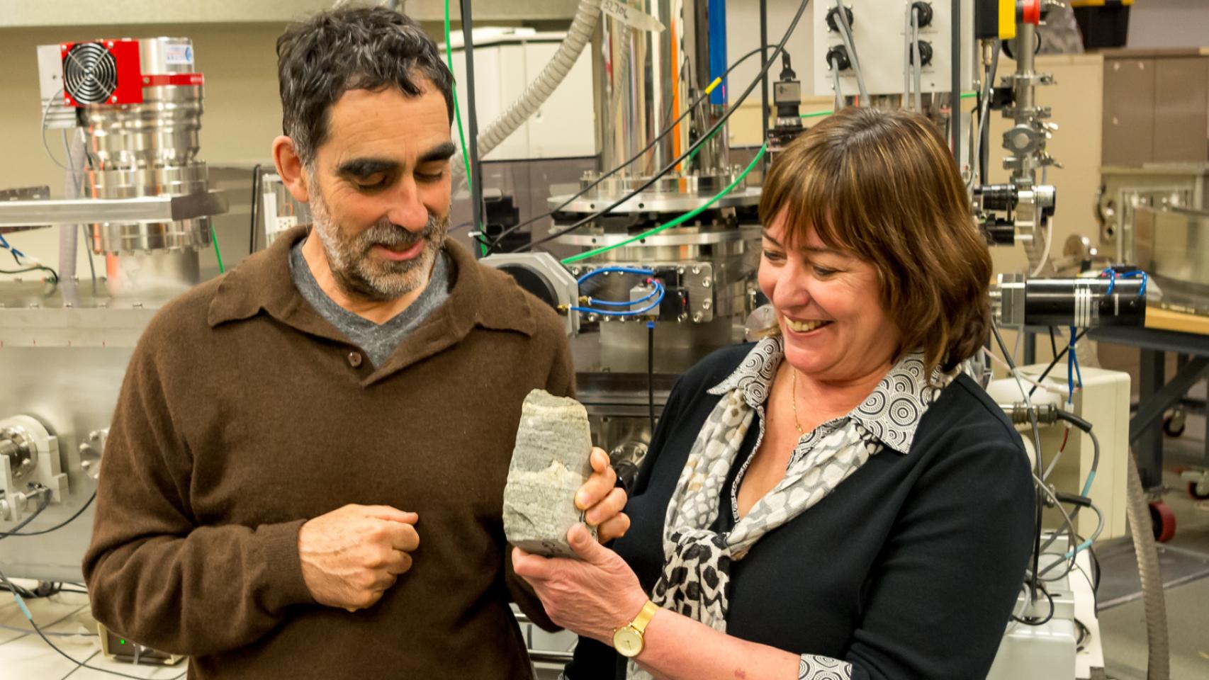 Allen Nutman y Abigail Allwood sostienen el estromatolito.