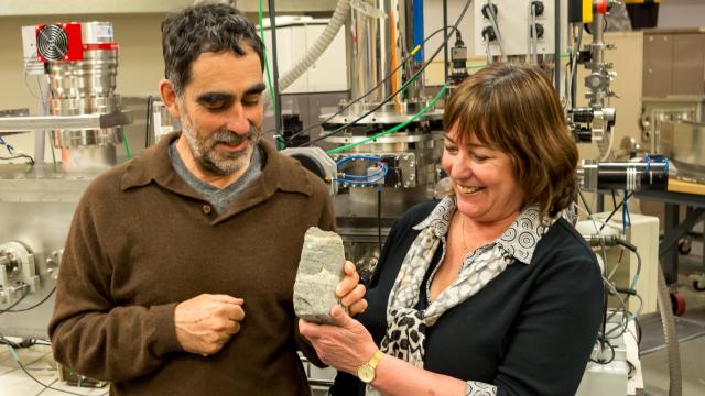 Allen Nutman y Abigail Allwood sostienen el estromatolito.