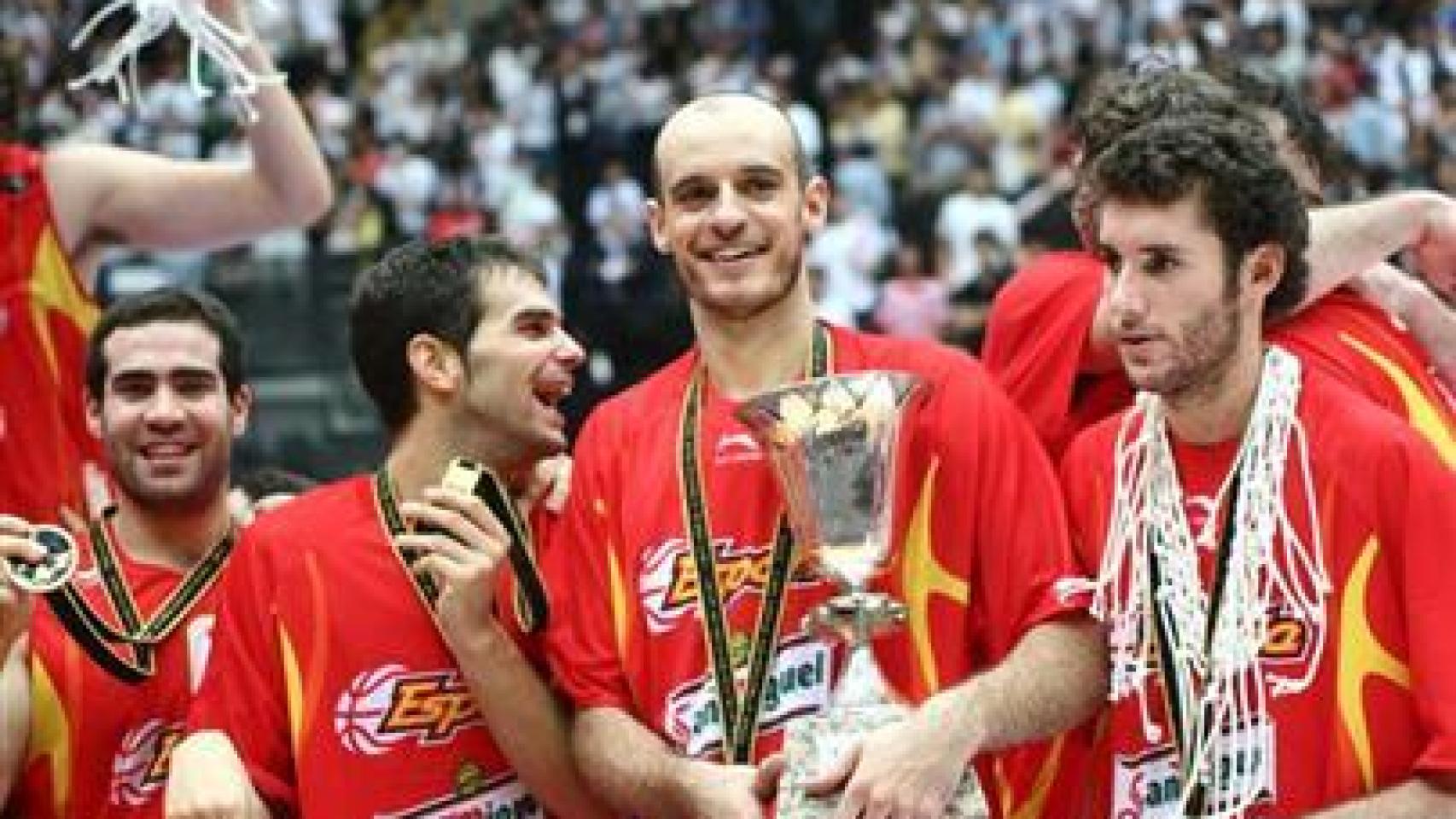 Carlos Jiménez en primer plano con la Copa del Mundo.