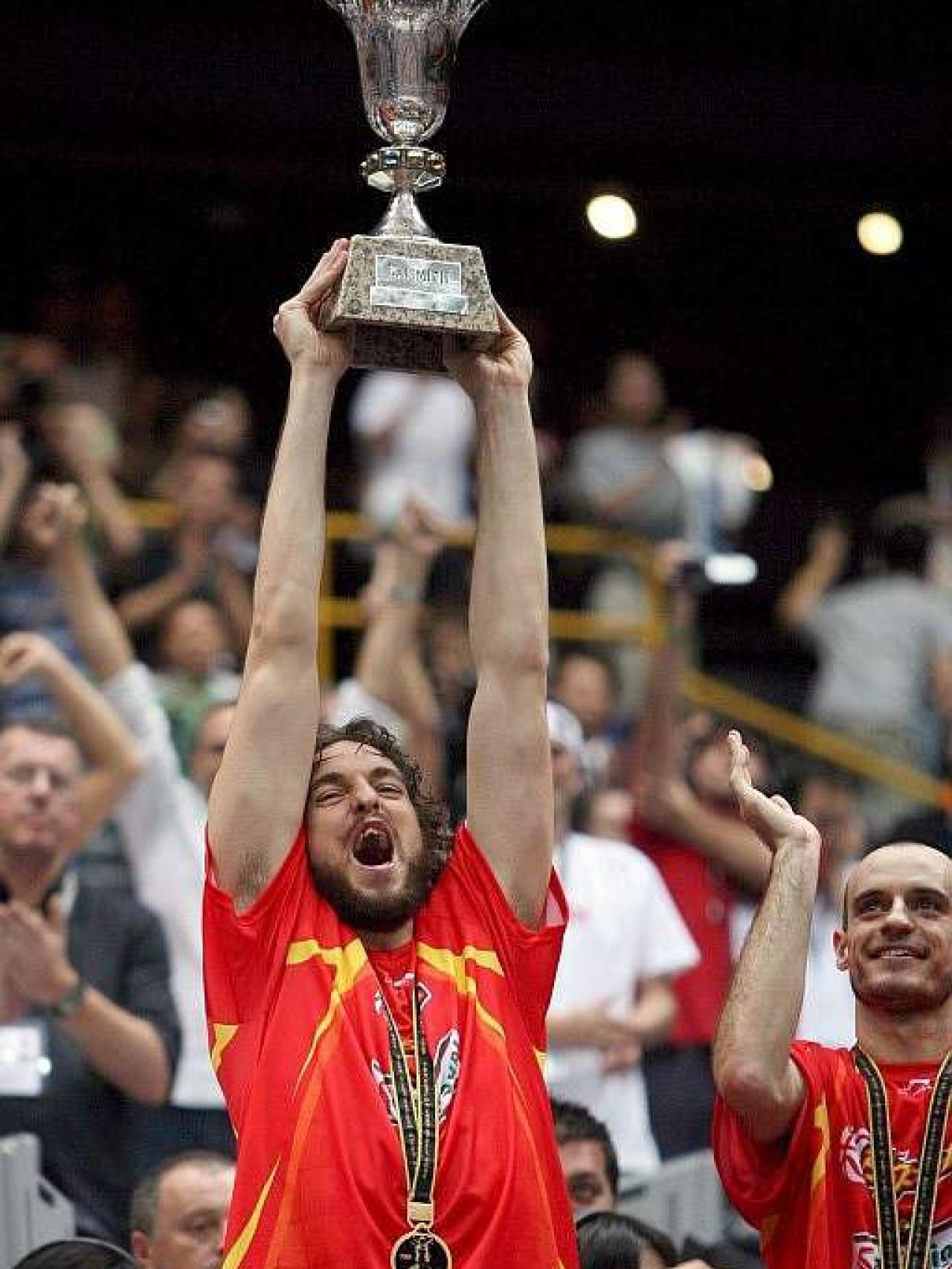 Pau Gasol con la Copa del Mundo.