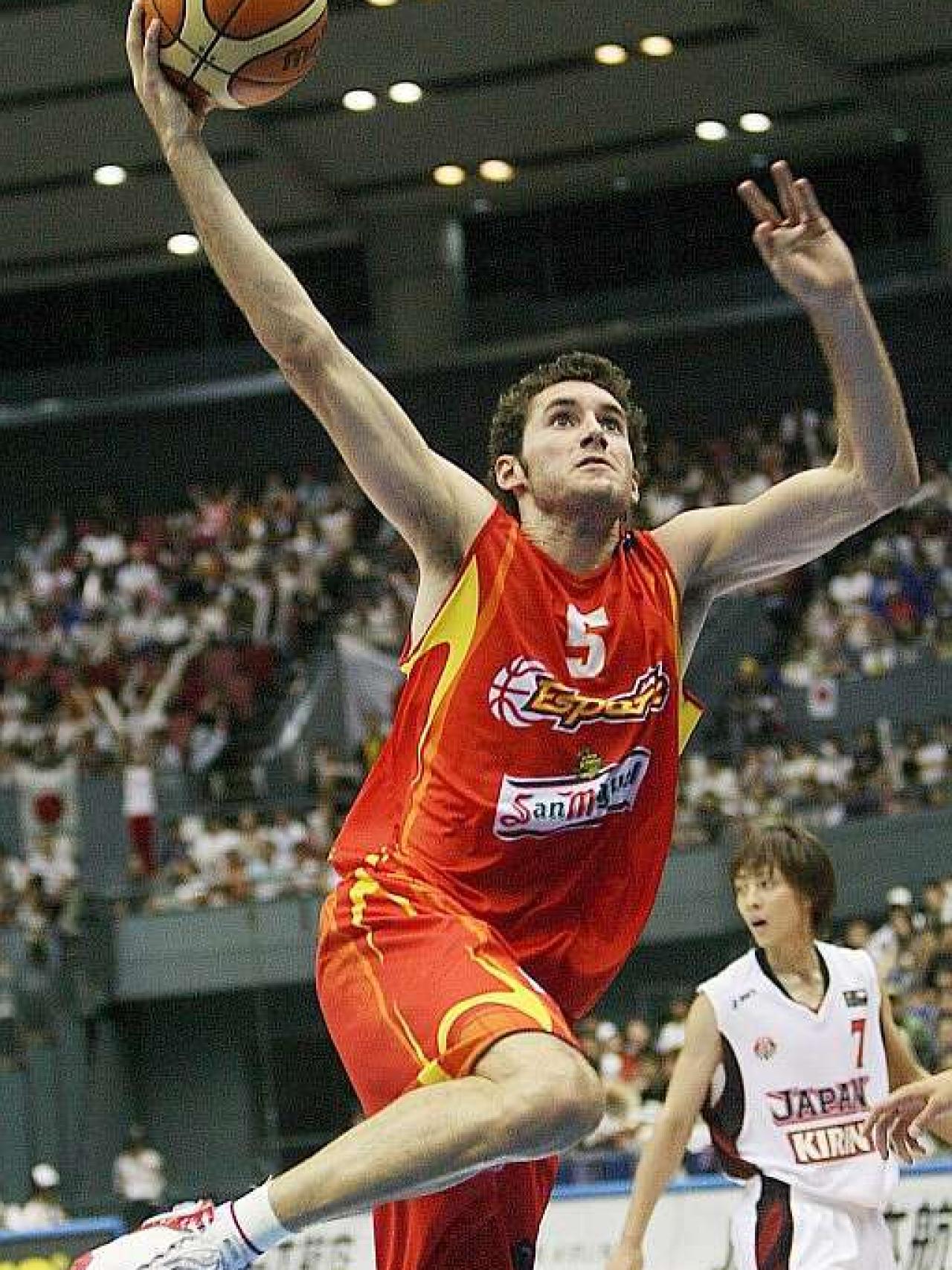 Rudy Fernández intenta machacar.