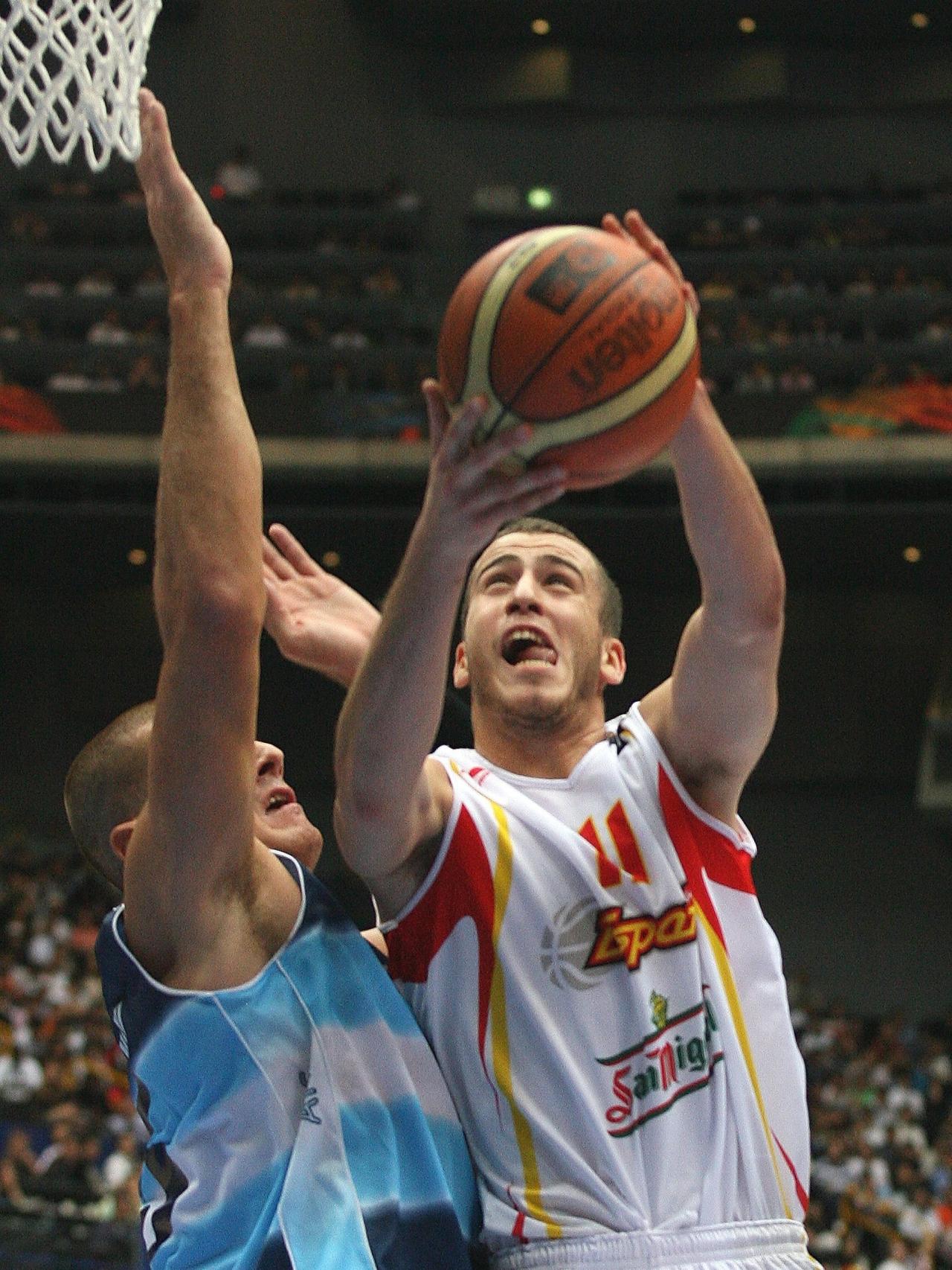 Sergio Rodríguez intenta anotar contra Argentina.