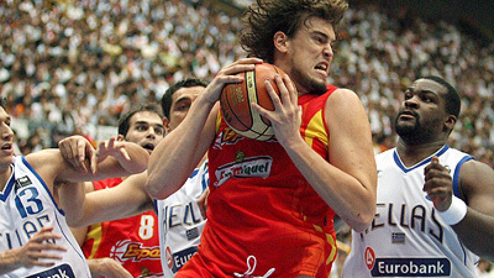 Marc Gasol ante Schortsanitis en la final.