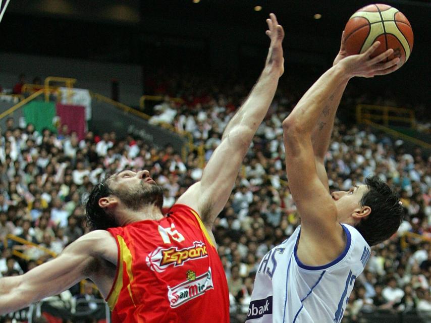 Garbajosa intenta taponar a Diamantidis.