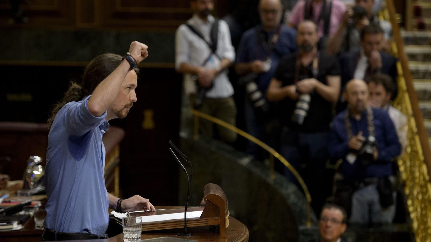 Iglesias, pasando los colores de agosto en su réplica a Rajoy.