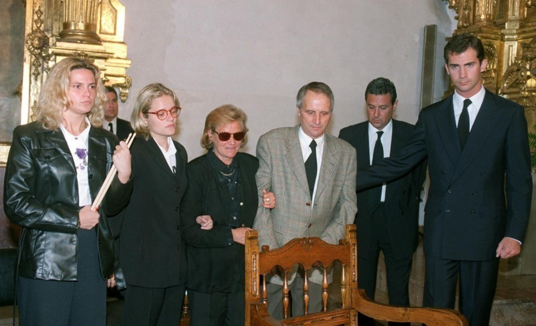 La novia de Miguel Ángel llevó al funeral las baquetas con las que el concejal tocaba la batería en el grupo Póker. A su lado, Mari Mar blanco y sus padres junto al entonces príncipe Felipe, en la iglesia de Ermua el 14 de julio.