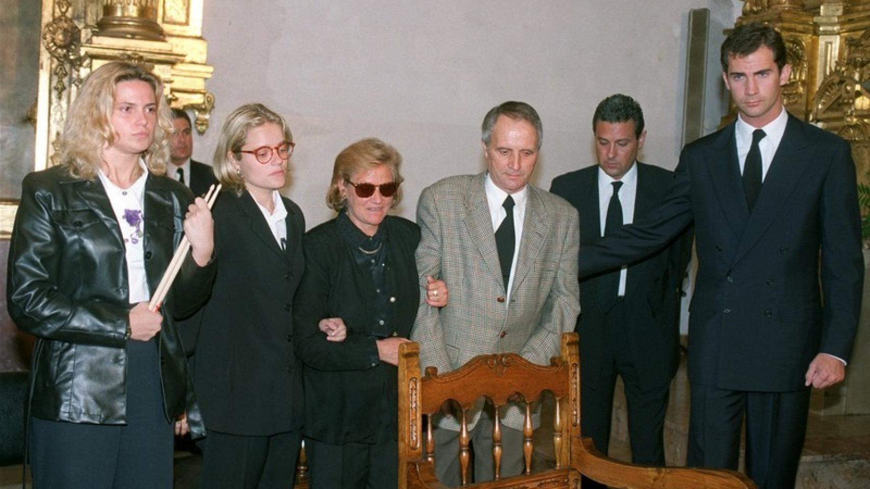 La novia de Miguel Ángel, su hermana Mari Mar y los padres junto al entonces príncipe Felipe en la Parroquia de Santiago Apóstol de Ermua, que albergó el 14 de julio el funeral de Miguel Ángel Blanco.