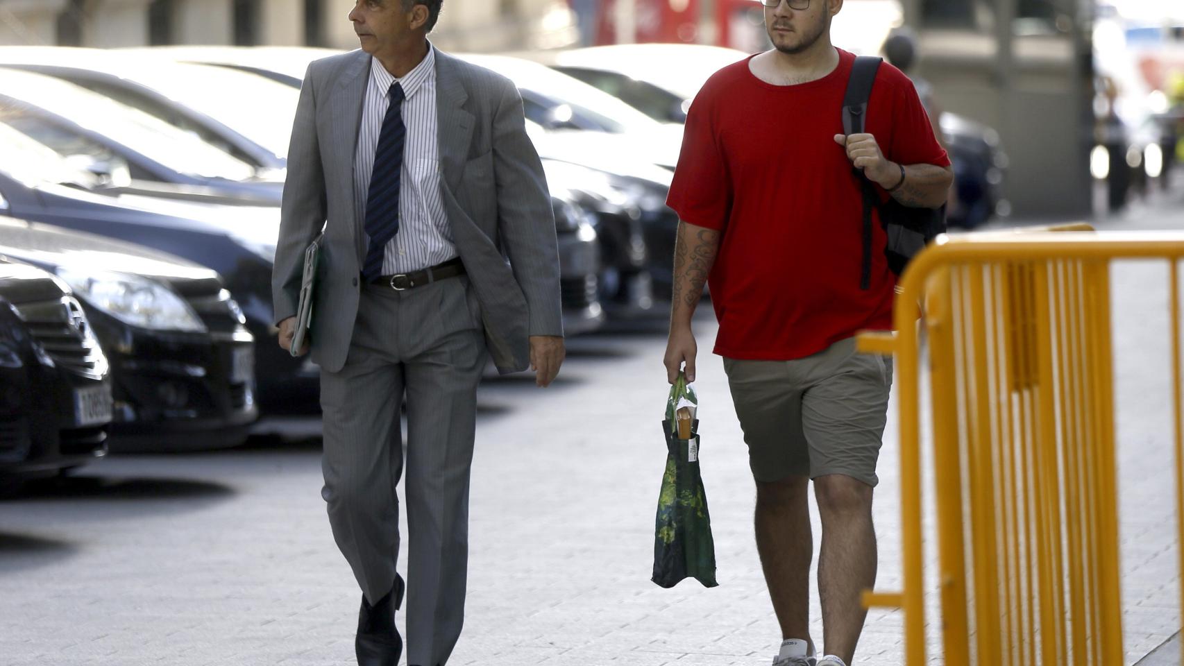 El rapero Pablo Hasel, a su llegada hoy a la Audiencia Nacional junto a su abogado