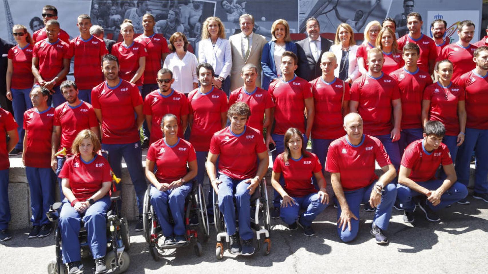 La infanta Elena con Soraya Saez de Santamaría despidiendo al equipo paralímpico español