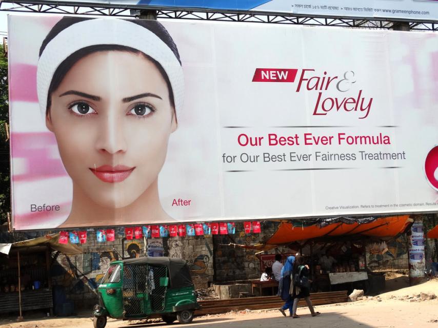 Anuncio de un tratamiento blanqueante en Bangladesh.