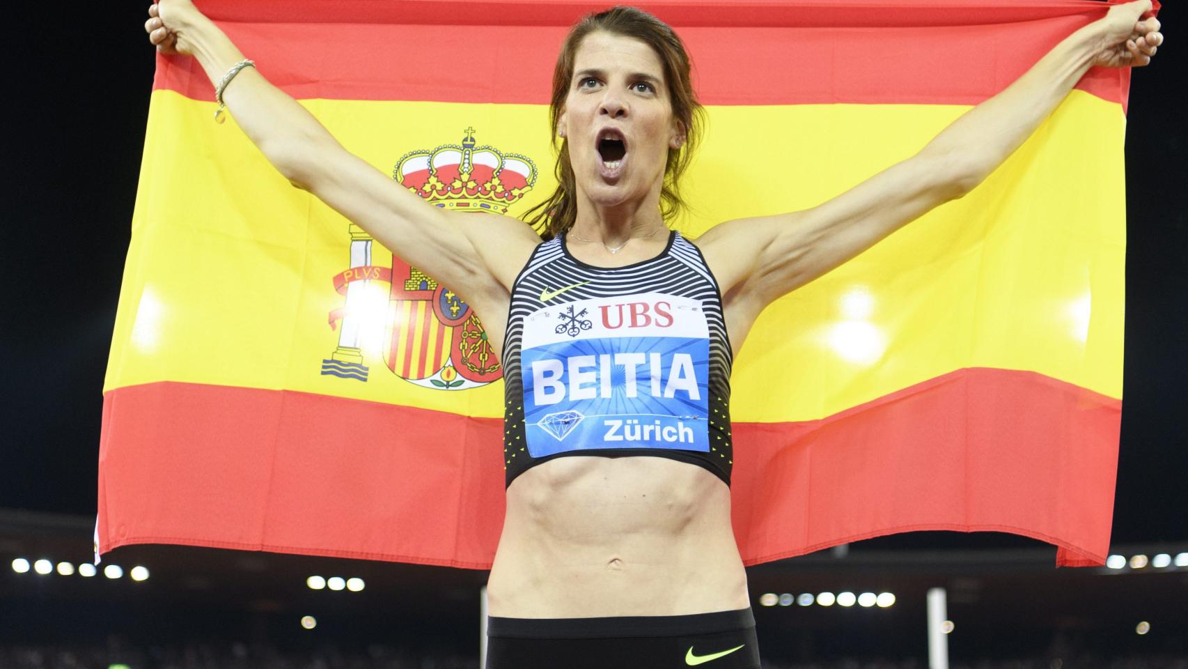 Ruth Beitia con la bandera española tras imponerse en Zúrich.