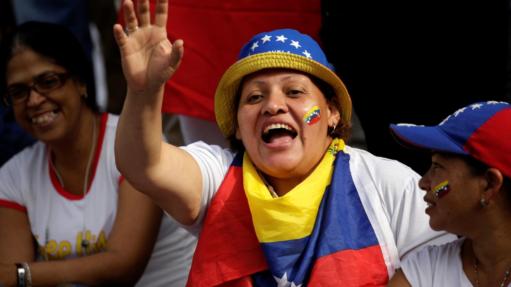 Los manifestantes llevan consigo símbolos patrióticos a la marcha.