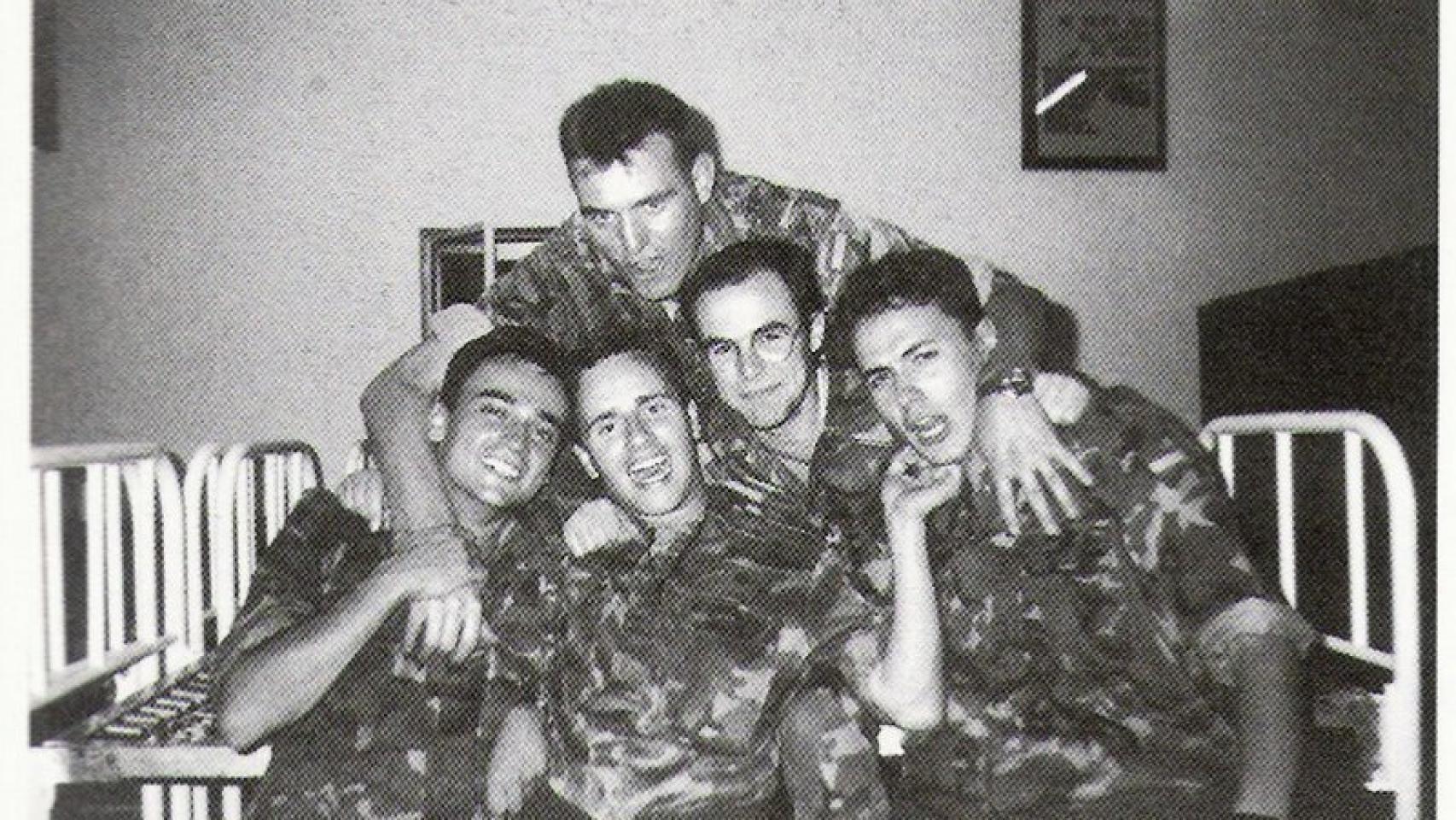 Miguel Ángel Blanco (centro) con sus compañeros de la mili.
