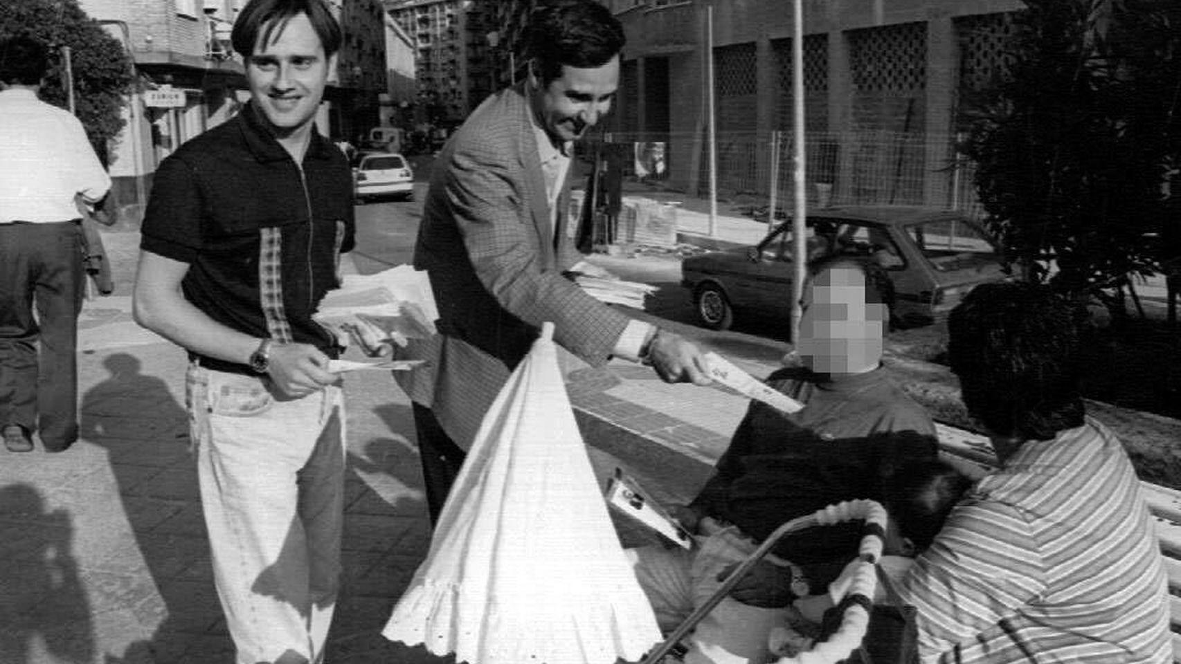 Miguel Ángel Blanco junto a Luis Eguíluz (actual concejal del PP en Bilbao) repartiendo propaganda en 1995.