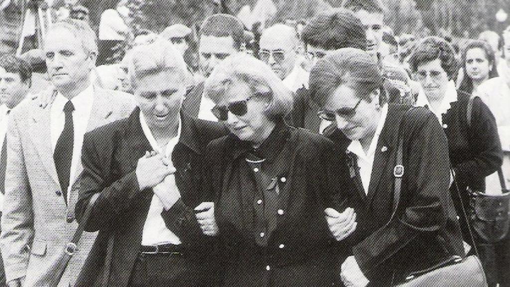 La familia de Miguel Ángel Blanco camino del cementerio.