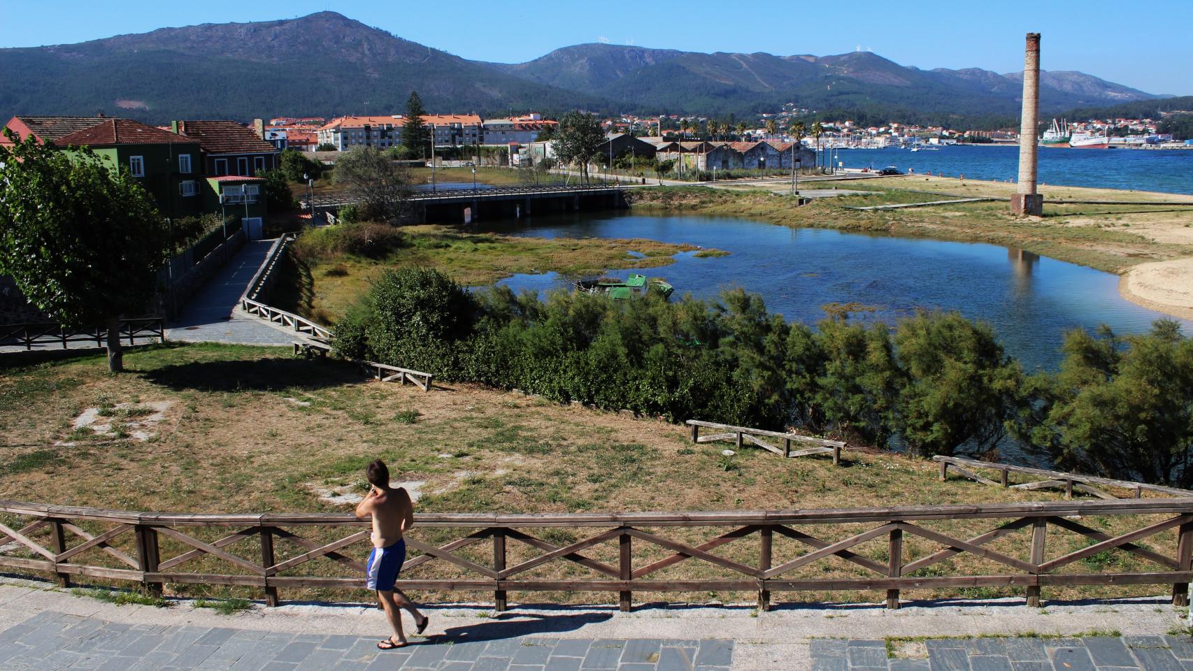Panorámica desde el paseo peatonal; abajo, en el puente, el otro camino, por la carretera.