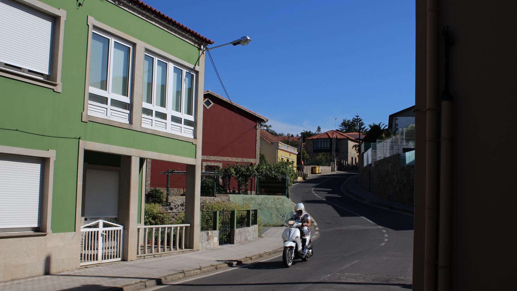 El otro camino se dibuja entre casas unifamiliares.