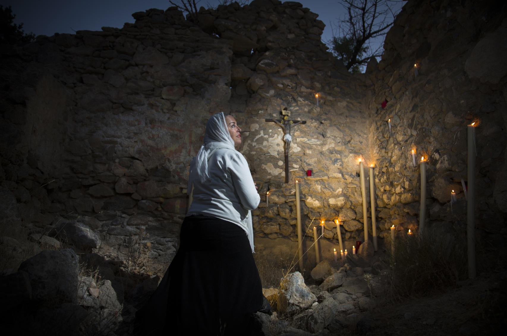 Nieves posa con ropa que conserva de su periodo como monja de la orden Palmariana, en Monachil (Granada).