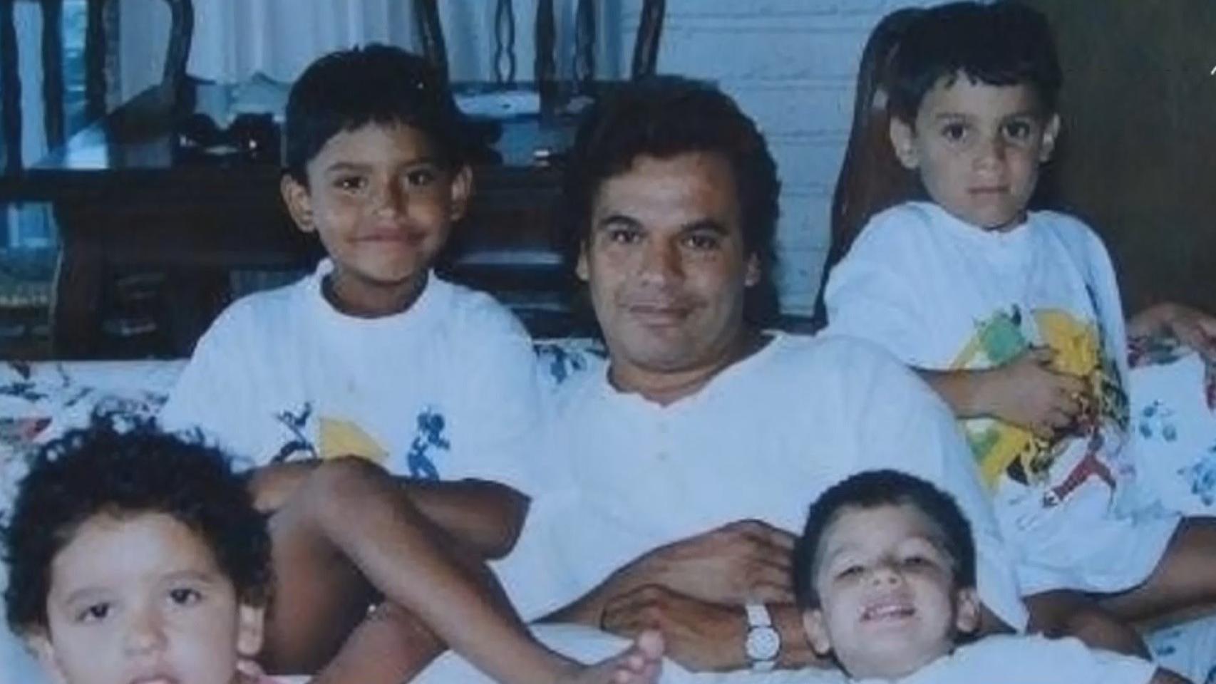 Juan Gabriel con sus cuatro hijos