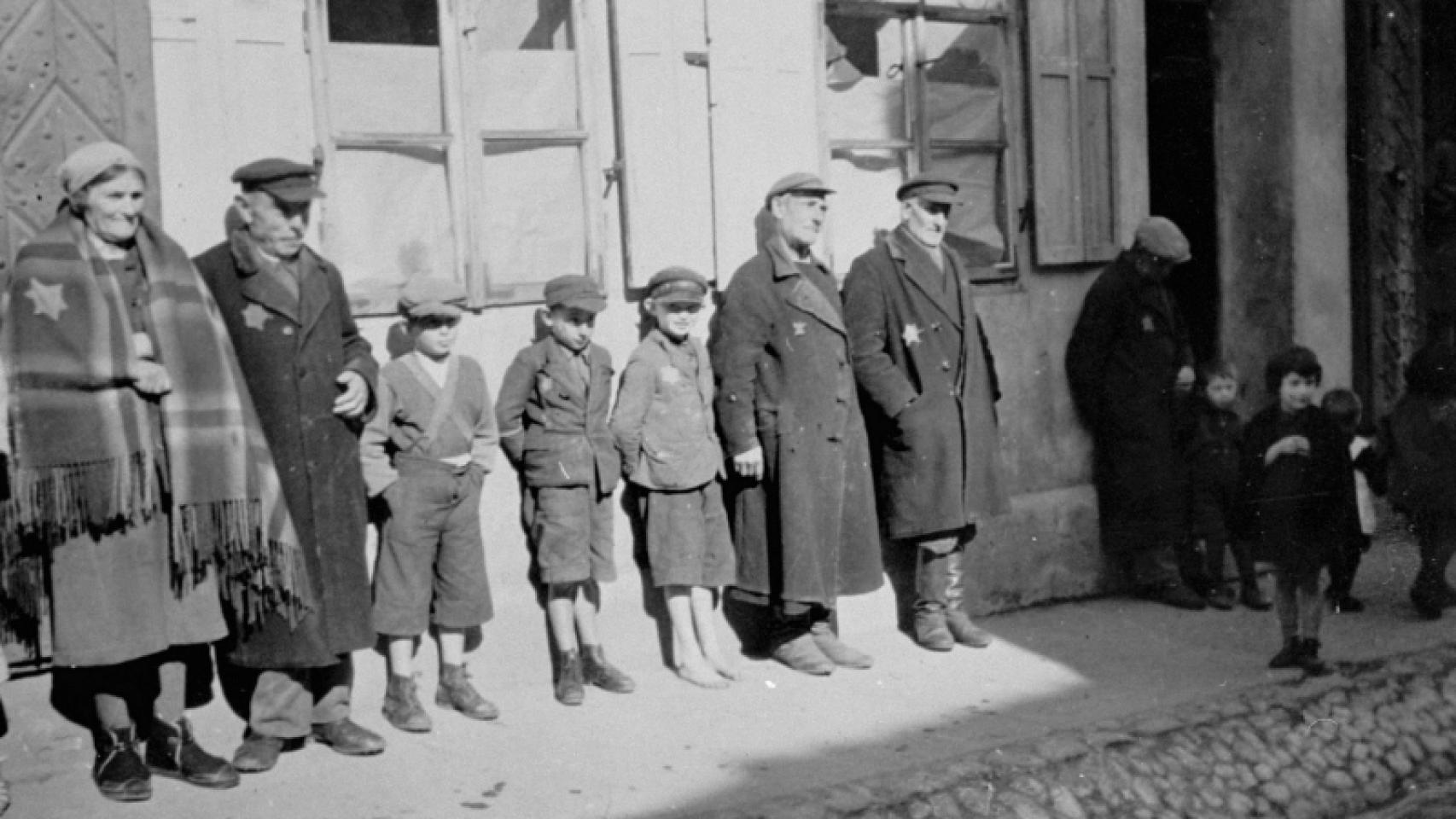 Adultos y niños con la estrella forman en Weser, Alemania, entre 1941 y 1943.