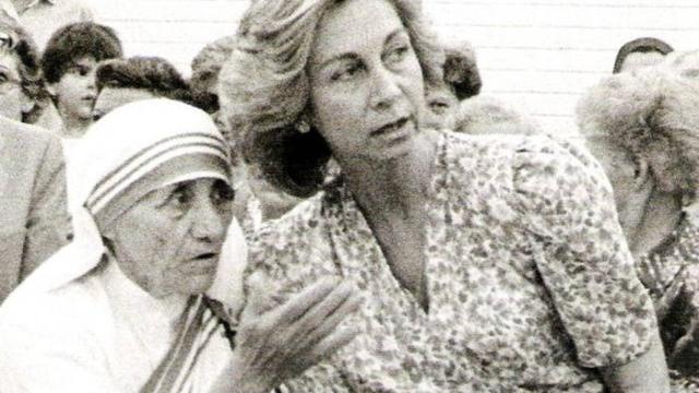 La reina emérita comprobandola labor que desarrollaba Teresa de Calcuta