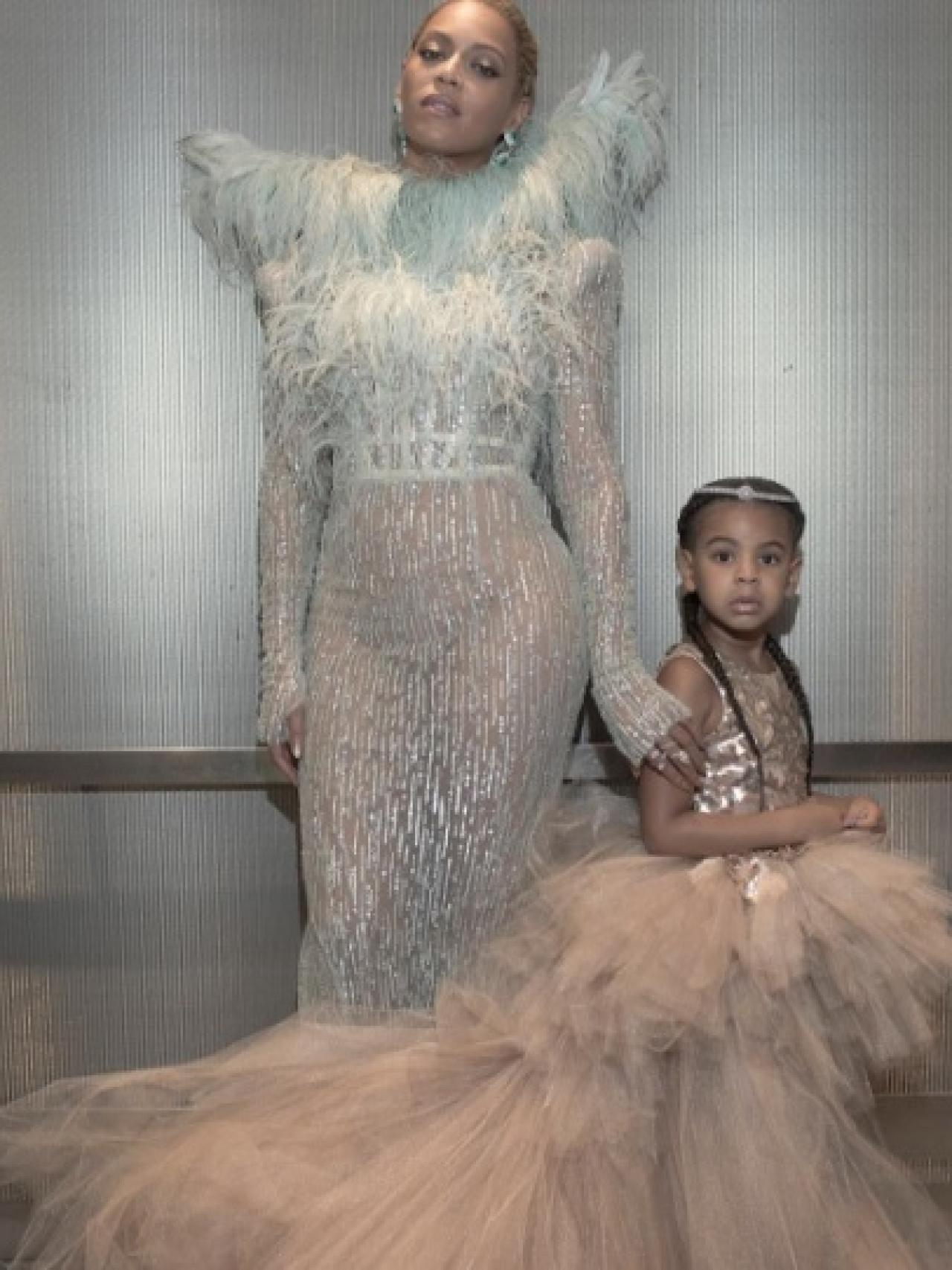 Madre e hija sueñan con ser princesas de cuento.